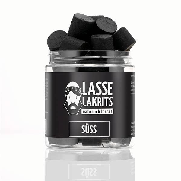 Die LASSE LAKRITS Dose Lakritz Süss natürlich lecker enthält süsse Lakritzstücke in einer durchsichtigen Dose mit einem schwarz-weissen Etikett, das ein illustriertes Männergesicht zeigt - perfekt für Fans von natürlich leckerem, veganem Lakritz.