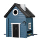 Der Nistkasten & das Futterhaus in einem stilvollen Design | Blau von Wildlife Garden besteht aus einer blauen Holzkonstruktion mit schwarzem Dach, einem weißen Schornstein und einem runden Eingang oberhalb der schwarzen Tür. Kleine Seitenfenster und Sitzstangen an beiden Seiten unterstreichen seinen Charme und machen ihn zu einem idealen Nistkasten für Gartenvögel.