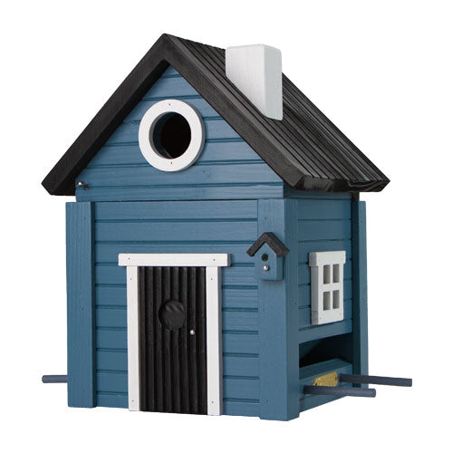 Der Nistkasten & das Futterhaus in einem stilvollen Design | Blau von Wildlife Garden besteht aus einer blauen Holzkonstruktion mit schwarzem Dach, einem weißen Schornstein und einem runden Eingang oberhalb der schwarzen Tür. Kleine Seitenfenster und Sitzstangen an beiden Seiten unterstreichen seinen Charme und machen ihn zu einem idealen Nistkasten für Gartenvögel.