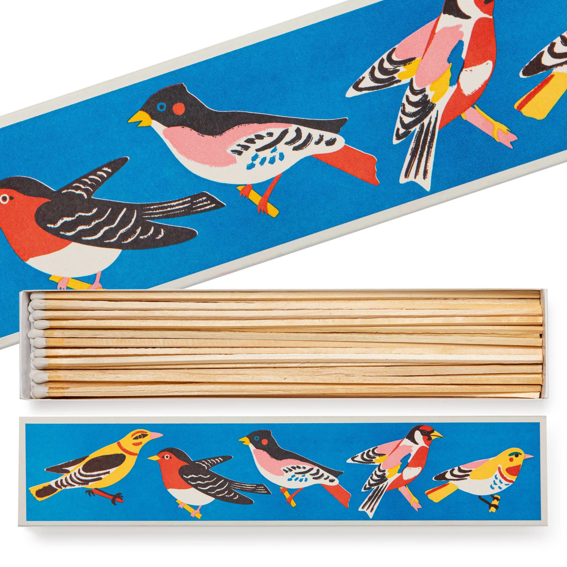 Die 'Birdy' Lange Sicherheitsstreichhölzer von Archivist Gallery kommen in einer rechteckigen Schachtel mit einem leuchtend blauen Deckel, auf dem bunte Vogelillustrationen abgebildet sind. In der geöffneten Schachtel kommen lange Holzstreichhölzer zum Vorschein.