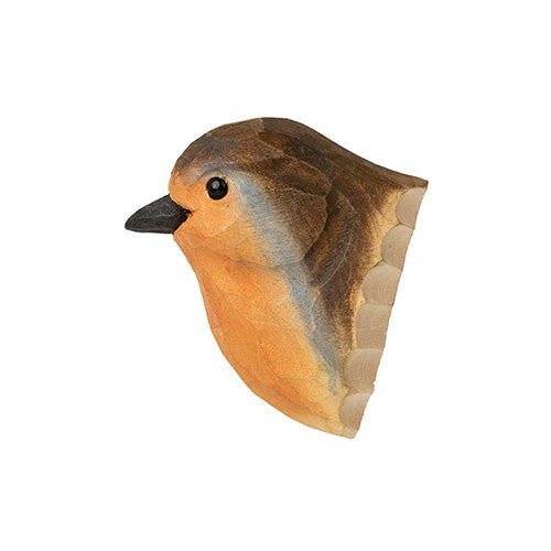 Der Wildlife Garden 'Rotkehlchen' Magnet aus handgeschnitztem Holz ist in den Farben orange, braun und blau gehalten und hat einen schwarzen Schnabel und ein rundes schwarzes Auge, das den Charme der Wildlife Garden Dekoration verkörpert. Abgebildet auf weißem Hintergrund.