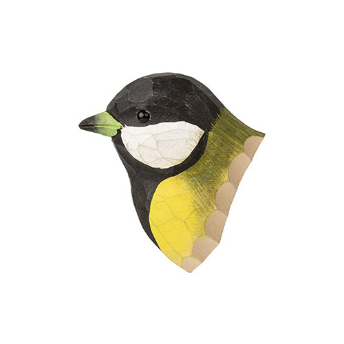 Wildlife Garden | 'Kohlmeise' Magnet aus handgeschnitztem Holz - facettierte Illustration eines Kohlmeisen-Kopfes in Schwarz, Gelb, Weiß und Grün, perfekt als Gartenvögel-Deko auf weißem Hintergrund.