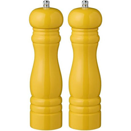 Zwei Ib Laursen Salz & Pfeffermühle 2 Stück Gelb von IB Laursen aus gelb lackiertem Gummibaumholz mit Keramikmahlwerken stehen nebeneinander auf weißem Grund.