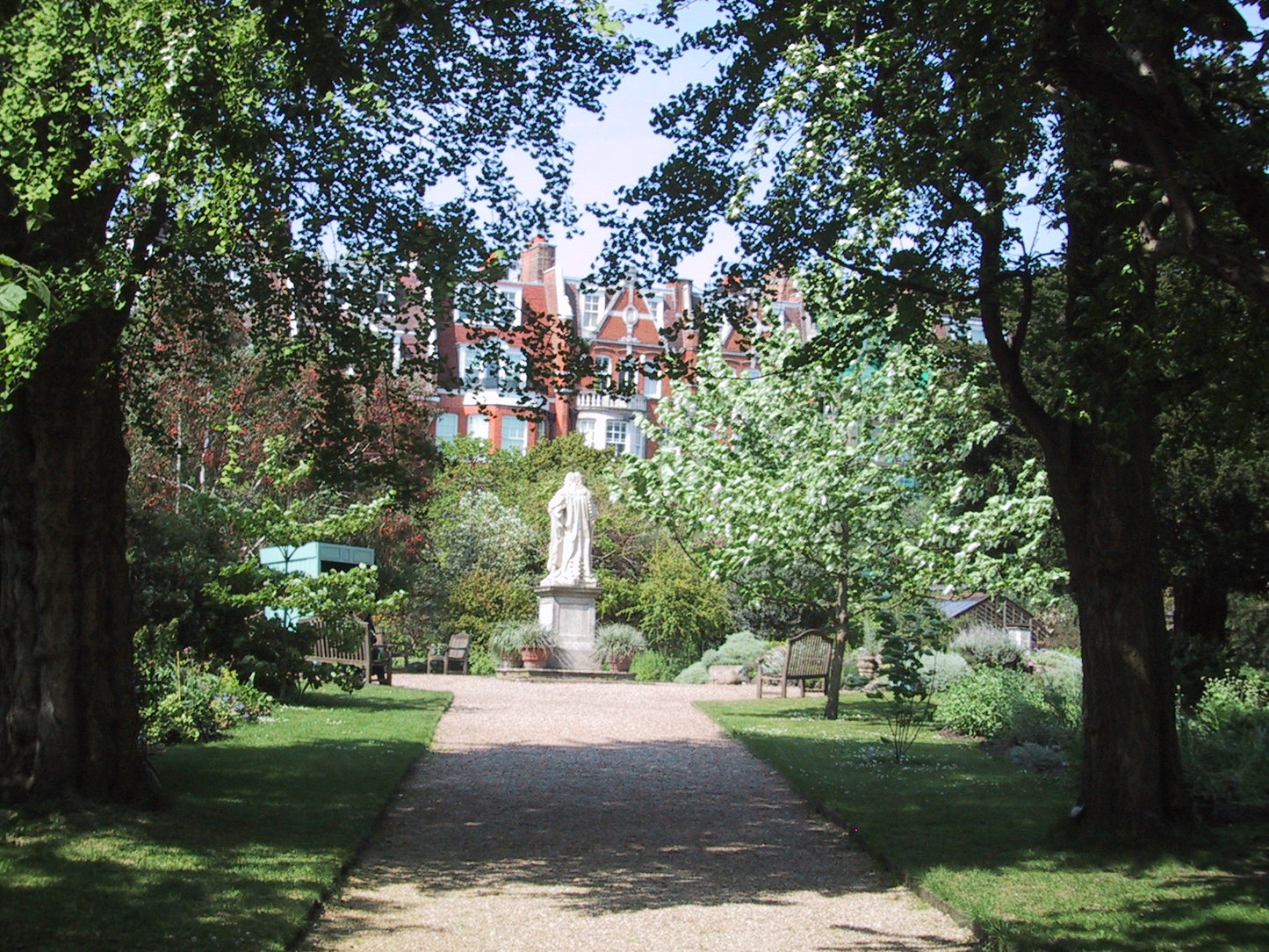 Erleben Sie den Charme von Londons Gärten in der Königlichen Gartenakademie: Besuchen Sie den AFTERNOON TEA VORTRAG am Di. 08.09.2026, 14.30-16.00 Uhr, und genießen Sie eine ruhige Gartenatmosphäre, inspiriert von Londons malerischen Wegen und üppigem Grün.