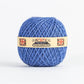 Eine Kugel aus blauer, biologisch abbaubarer Jute-Gartenschnur aus der Heritage Twine-Reihe von Nutscene Twines Ltd mit beigem Etikett und Union Jack, präsentiert vor weißem Hintergrund.