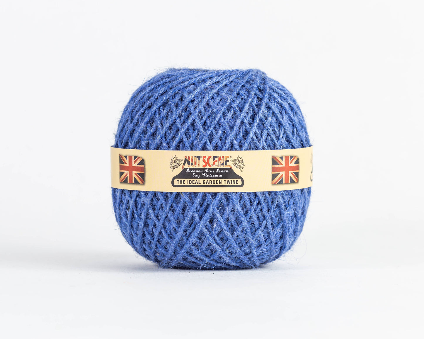 Eine Kugel aus blauer, biologisch abbaubarer Jute-Gartenschnur aus der Heritage Twine-Reihe von Nutscene Twines Ltd mit beigem Etikett und Union Jack, präsentiert vor weißem Hintergrund.