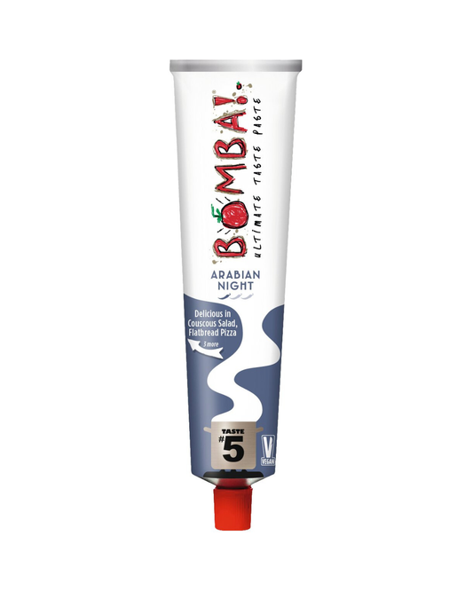 Eine vegane weiße, quetschbare Tube mit der Aufschrift Viani | 'Bomba! Arabian Night' Würzpaste (150g), mit rotem Deckel und Geschmacksstufe 5, perfekt für Couscous, Salat oder Pizza - ideal für Liebhaber der orientalischen Küche.
