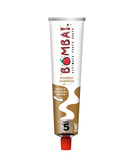 Eine weiße Tube mit der Aufschrift Viani | 'Bomba! Bombay Surprise" 150 g mit roter Kappe, eine indische Currypaste, verleiht Hühnerkorma und Linsensuppe einen kräftigen Geschmack (Geschmacksstufe 5) und ist für Vegetarier geeignet.