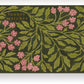 Die Archivist | 'Grüne Flora' Lange Streichhölzer von Archivist Gallery kommen in einer rechteckigen Schachtel mit grünen Blättern und rosafarbenen Blüten auf dunklem Hintergrund, mit "Luxus Streichhölzer" in kleiner goldener Schrift für einen eleganten Look.