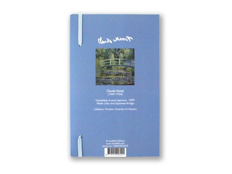Ein blaues A5-Notizbuch mit Softcover aus dem MUSEUM WEBSHOP zeigt auf dem Einband eine kleine Abbildung von Monets „Japanische Brücke“ und „Seerosen“ sowie einen weißen Beschreibungstext zum Kunstwerk. Auf der linken Seite sind zwei weiße Bindeklammern zu sehen.