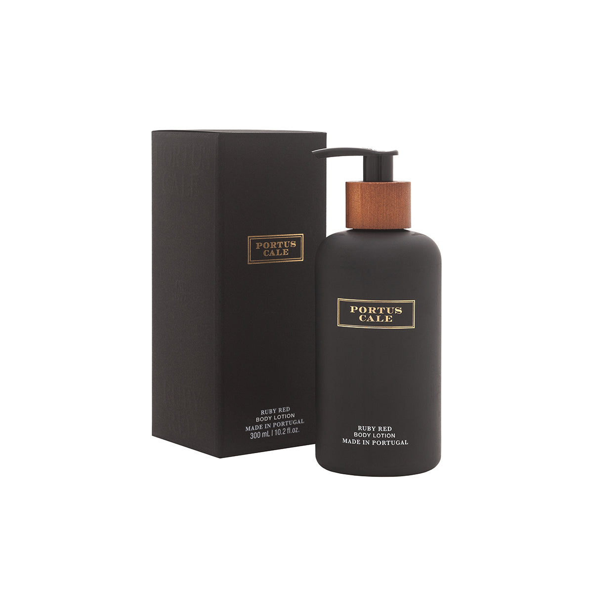 Ein schwarzer Flakon von Castelbel | Body Lotion 'Ruby Red' Trauben & rote Beeren 300 ml mit einer Holzpumpe steht neben der passenden Schachtel. Beide sind mit goldenen Akzenten versehen, die diese hochwertige, feuchtigkeitsspendende Körperpflege aus Portugal widerspiegeln.