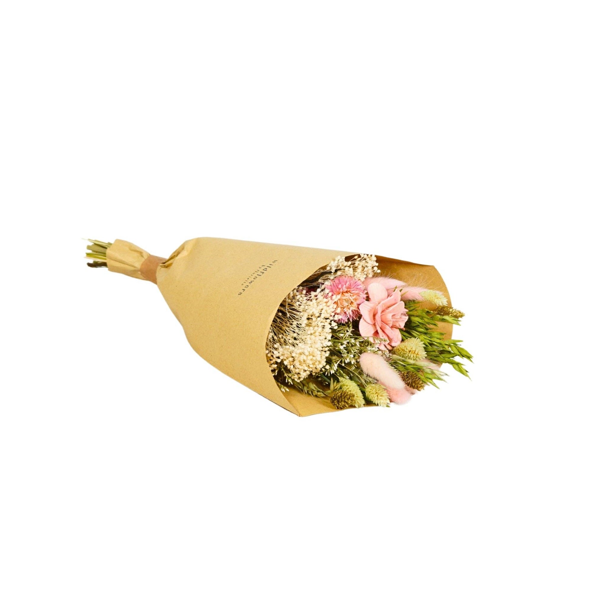 Der „Wildflowers by Floriette | Trockenblumen ‚Rosa Eleganz‘ Feldstrauß in S“ von Wildflowers by Floriette besticht durch eine bezaubernde Mischung aus rosa und weißen Trockenblumen, die kunstvoll arrangiert und in hellbraunes Kraftpapier eingewickelt sind, wobei die Stiele an einem Ende elegant hervorschauen und das Ganze anmutig vor einem weißen Hintergrund präsentiert wird.