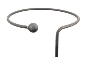 Ein Hirsch Staudenhalter mit offenem Ring freistehend, aus Metall mit einer Kugel am Ende, steht vor weißem Hintergrund und erinnert an eine minimalistische Pflanzenstütze oder einen Haken.