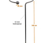 Der Hirsch Staudenhalter mit offenem Ring freistehend ist ein Metall-Gartenpfahl mit 35 cm runder Spitze, 4 cm Kugelakzent, 100 cm Gesamthöhe und 12 mm Vollstab. Orange Pfeile zeigen die Maße an.