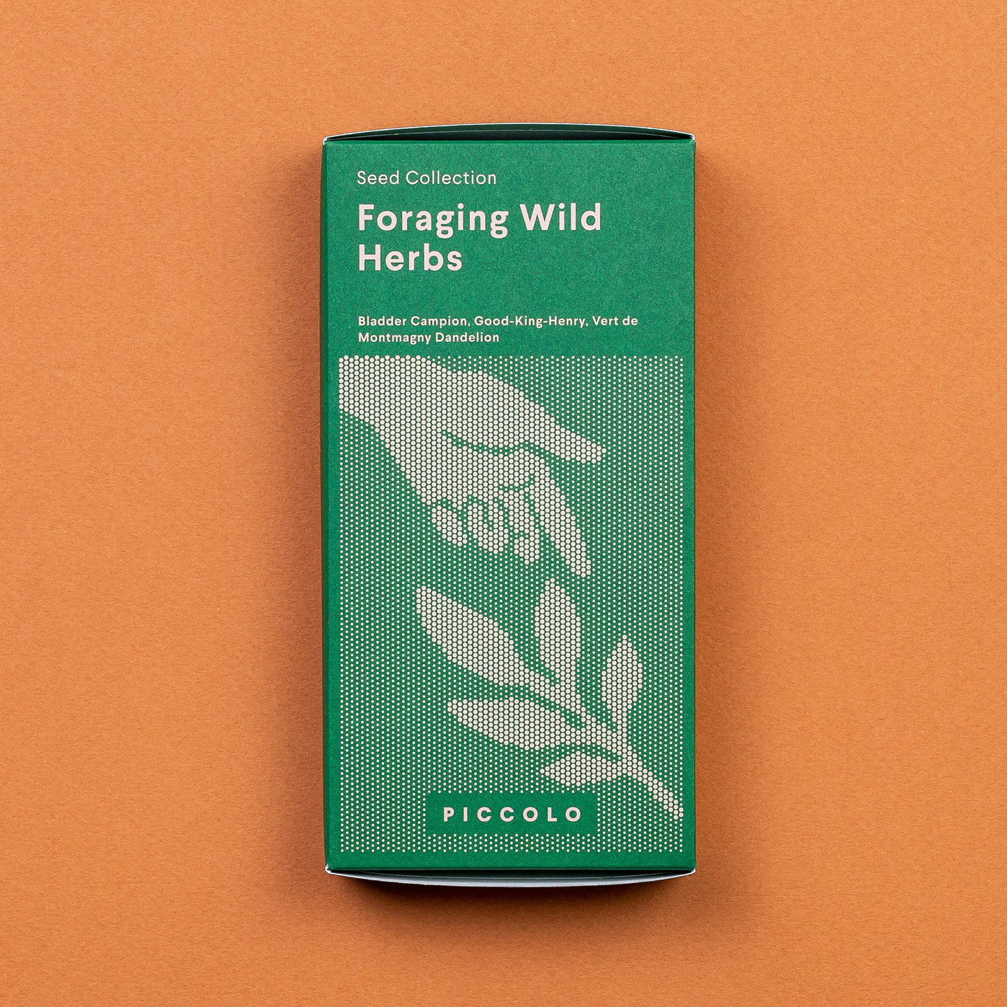 Eine grüne Packung mit der Aufschrift Piccolo Seeds | Wildkräuter Kollektion "Foraging Wild Herbs" zeigt eine Hand, die nach Blättern greift, auf orangem Hintergrund. Ideal für Balkons, listet es verschiedene Kräuter auf und ist garantiert gentechnikfrei. Marke: Piccolo Seeds.