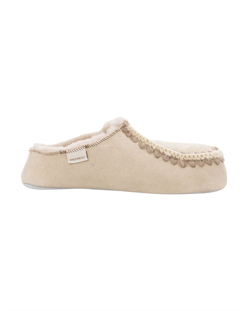 Der Beatrice Slipper aus Schaffell in Honey (Größe 38) von Shepherd of Sweden ist ein bequemer Damen-Mokassin mit Ziernähten und kleinem Stoff-Brandlabel - perfekt als warme Lammfell-Hausschuhe für gemütliche Stunden zu Hause.