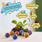 Das Produkt „Stadtgärtner Saatgut | Blumenmurmeln ‚Naturabenteuer‘ 100er-Dose“ sowie eine kleine Topfpflanze werden mit illustrierten Etiketten präsentiert, die kreative Geschenkideen wie Kindergeburtstage, Hochzeiten, Abschiede und Gastgeschenke vorschlagen. Fröhliche Comic-Insekten und Blumen zieren die Etiketten. Diese „Naturabenteuer“ von Stadtgärtner sind nicht nur unterhaltsam, sondern auch ein nachhaltiges Geschenk für Kinder, die gerne die Natur erkunden.