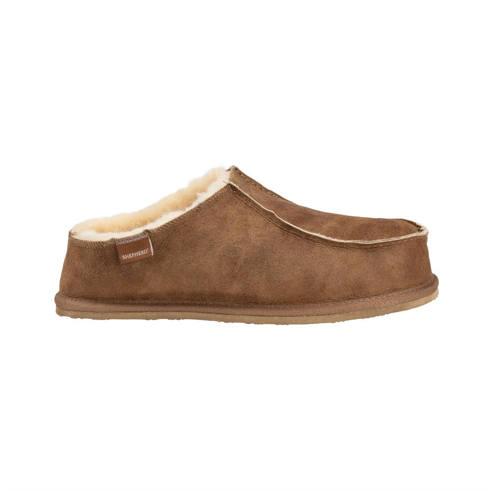 Der Shepherd of Sweden Richard Slipper aus Schaffell in Cognac (Größe 42) ist ein Slipper mit weichem cremefarbenem Innenfutter und flacher Sohle, abgebildet in der Seitenansicht auf weißem Grund.