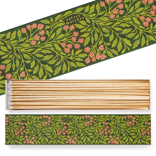 Die geöffnete Archivist Gallery 'Grüne Flora' Lange Streichhölzer Schachtel hat ein rechteckiges Design mit grünem und rosa Blumenmuster, in dem extralange Sicherheitsstreichhölzer mit weißen Spitzen ordentlich angeordnet sind.