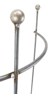 Eine Nahaufnahme der Hirsch 2x Staudenhalter HUGO halbrund, Metall-Pflanzenständer mit kugelförmigen Endstücken und geschwungenem Design, vor weißem Hintergrund.