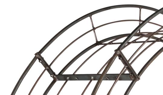 Gebogene, massive 12-mm-Metallstangen werden mit rechteckigen Metallplatten verschraubt und bilden so eine offene, gewölbte „Hirsch Rosenbogen RUDI“-Konstruktion, die vor einem weißen Hintergrund präsentiert wird – ein elegantes und wetterbeständiges Gartenobjekt, das in verschiedenen Größen erhältlich ist.