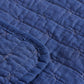 Eine Nahaufnahme der IB Laursen Quilt Decke Indigo blau mit Kreuzstich hebt das detaillierte Muster und die weiche, gemütliche Textur hervor.
