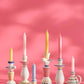 Der IB Laursen Kerzenhalter aus Keramik mit Vogel Gelb (20,5 cm) von IB Laursen ist ein stilvolles Retro-Wohnaccessoire, das mit pastellfarbenen Kerzen in Rosa, Gelb und Blau für Farbe und Charme sorgt.