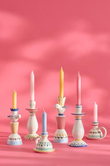 Der IB Laursen Kerzenhalter aus Keramik mit Vogel Gelb (20,5 cm) von IB Laursen ist ein stilvolles Retro-Wohnaccessoire, das mit pastellfarbenen Kerzen in Rosa, Gelb und Blau für Farbe und Charme sorgt.