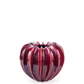 Die Des Pots | Vase bordeaux skulpturale Form (H 20 Ø 24,5 cm) von Des Pots zeichnet sich durch ein glänzendes, tiefrotes Finish, eine gerippte, kürbisähnliche Form und eine kleine obere Öffnung aus und hebt sich von einem schlichten weißen Hintergrund ab.