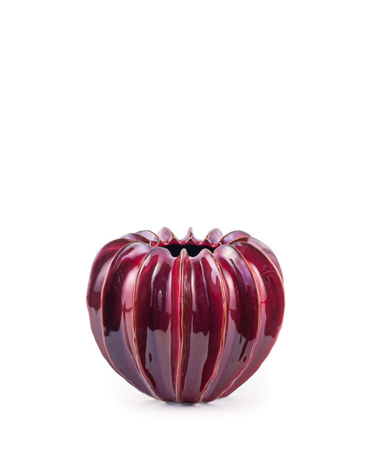 Die Des Pots | Vase bordeaux skulpturale Form (H 20 Ø 24,5 cm) von Des Pots zeichnet sich durch ein glänzendes, tiefrotes Finish, eine gerippte, kürbisähnliche Form und eine kleine obere Öffnung aus und hebt sich von einem schlichten weißen Hintergrund ab.