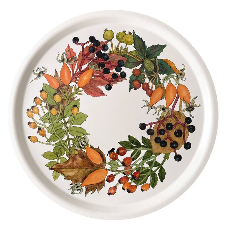 The Koustrupco | Serviertablett Ø 38 cm „Herbst“ von Koustrupco ist ein rundes, weißes Tablett, das mit einem farbenfrohen Kranz aus illustrierten Herbstbeeren, Blättern und Zweigen in satten Orange-, Rot-, Gelb- und Grüntönen verziert ist, der die Mitte umgibt – damit ist es das perfekte dekorative Serviertablett oder runde Herbst-Tablett, um Ihrer Tischdekoration saisonalen Charme zu verleihen.