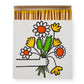 Ein geöffnetes Archivist | 'Buch der Blumen' Quadratische Sicherheitsstreichhölzer aus der Archivist Gallery zeigt gelbe Streichhölzer und auf der Vorderseite eine Hand, die einen bunten Blumenstrauß mit weißen, roten und gelben Blüten hält.