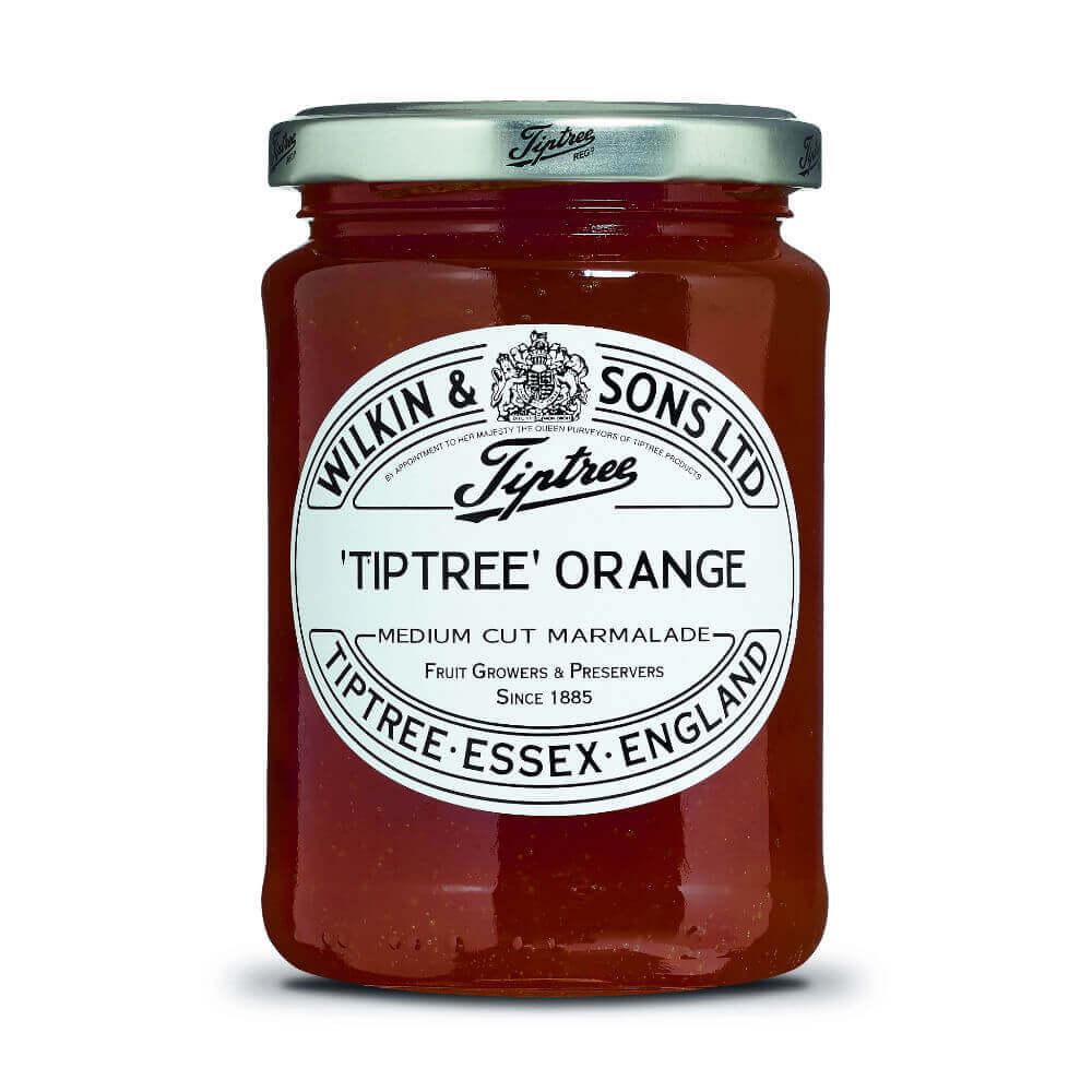 Ein 340-g-Glas mit Wilkin & Sons Tiptree-Orangenmarmelade, verziert mit einem klassischen weißen Etikett mit schwarzer Schrift und verschlossen mit einem Metalldeckel, ist mit köstlicher Orangenmarmelade gefüllt – ideal zum Genießen zusammen mit anderen Wilkin & Sons-Favoriten wie der berühmten Tiptree-Senfsoße.