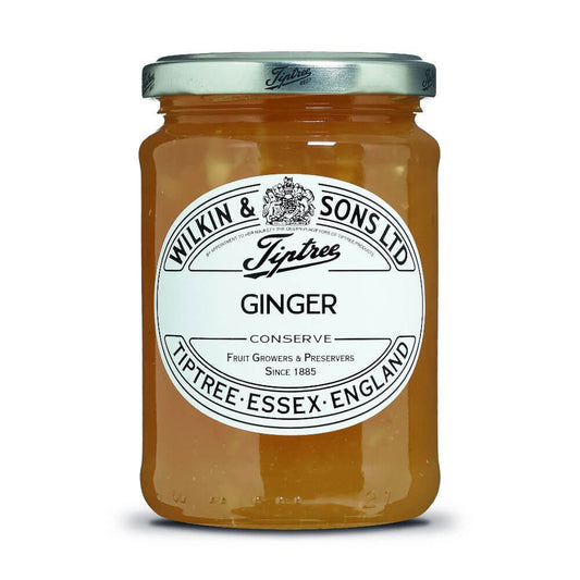 Ein 340-g-Glas „Wilkin & Sons Tiptree Ingwer-Konfitüre“ hat ein weißes Etikett und einen silbernen Deckel, wobei auf dem Etikett der Produktname und die Herkunft aus Tiptree, Essex, England, hervorgehoben sind. Die hellgoldene Konfitüre fängt den einzigartigen Geschmack von kandiertem Ingwer ein.