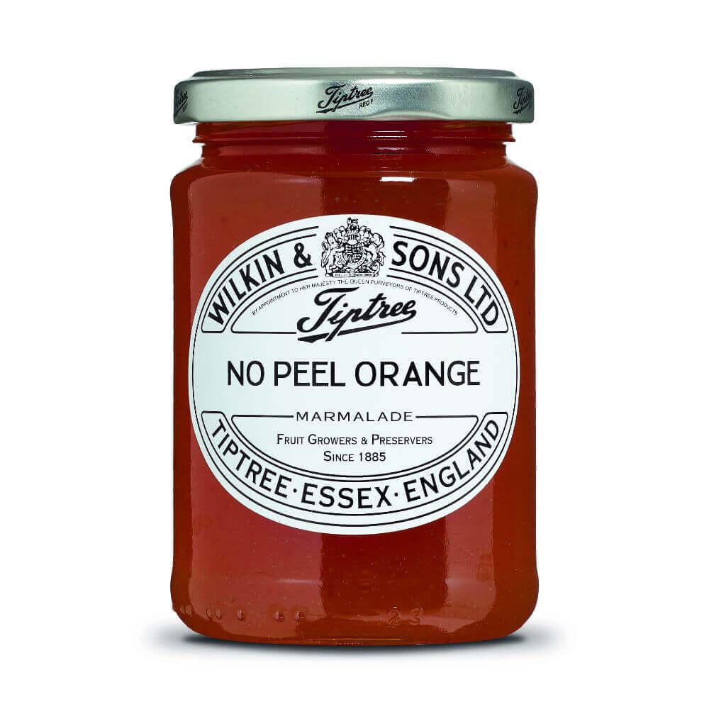 Ein 340-g-Glas „Wilkin & Sons | Tiptree Orangenmarmelade ohne Schale“ mit silbernem Deckel und weißem Etikett, auf dem der Markenname „Wilkin & Sons“, der Produktname sowie der Herkunftsort „Tiptree, Essex, England“ angegeben sind. Diese klassische englische Orangenmarmelade – auch bekannt als Tiptree-Marmelade – bietet den milden Geschmack einer Orangenmarmelade ohne Schale für alle, die Marmelade ohne Schale bevorzugen.