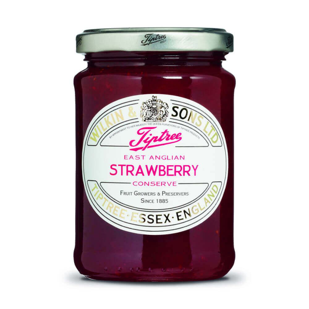 Ein Glas von Wilkin & Sons | Tiptree East Anglian Erdbeer-Konfitüre, 340 g, mit silbernem Deckel und weißem Etikett, auf dem der Markenname „Wilkin & Sons“, der Produktname sowie die Herkunft aus Essex, England, angegeben sind.