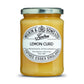 Ein 312 g schweres Glas „Wilkin & Sons Tiptree Lemon Curd“ hat ein weißes Etikett, einen Metalldeckel und enthält eine leuchtend gelbe Creme. Auf dem Etikett ist vermerkt, dass das Produkt in Tiptree, Essex, England, hergestellt wird.