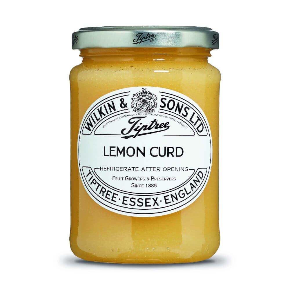 Ein 312 g schweres Glas „Wilkin & Sons Tiptree Lemon Curd“ hat ein weißes Etikett, einen Metalldeckel und enthält eine leuchtend gelbe Creme. Auf dem Etikett ist vermerkt, dass das Produkt in Tiptree, Essex, England, hergestellt wird.