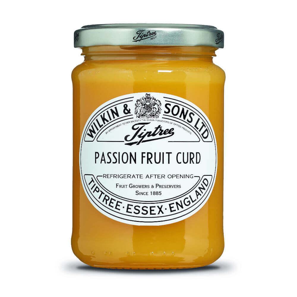 Ein 312 g schweres Glas mit „Tiptree Passion Fruit Curd“ von Wilkin & Sons, verschlossen mit einem silbernen Deckel und verziert mit einem weißen Etikett, auf dem der Markenname und die Produktangaben in schwarzer Schrift zu sehen sind.