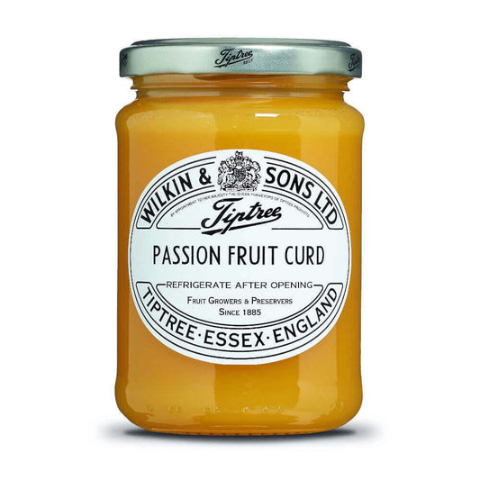 Ein 312 g schweres Glas mit „Tiptree Passion Fruit Curd“ von Wilkin & Sons, verschlossen mit einem silbernen Deckel und verziert mit einem weißen Etikett, auf dem der Markenname und die Produktangaben in schwarzer Schrift zu sehen sind.