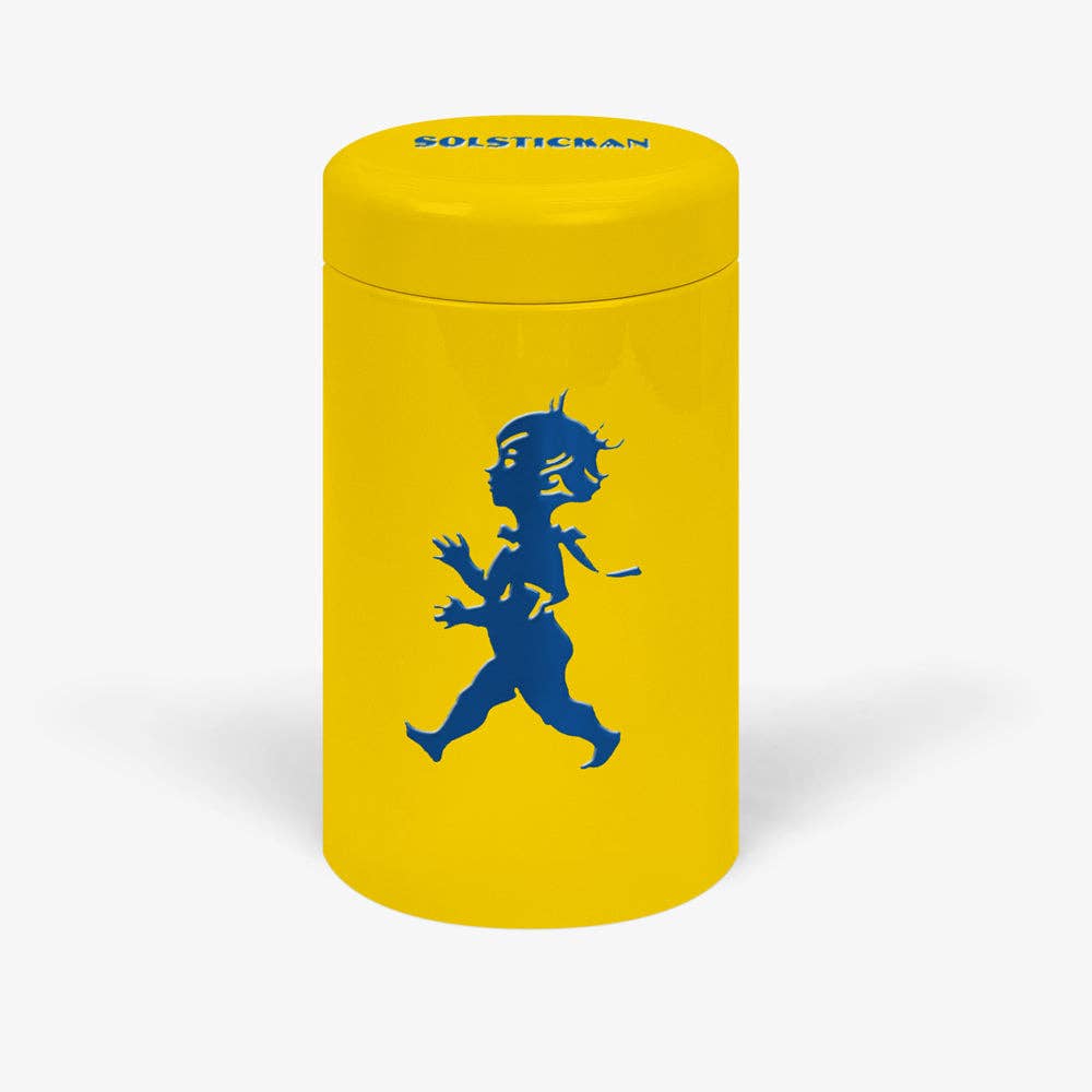 Eine gelbe zylindrische Solstickan Design | Streichholzdose Gelb von Solstickan Design, mit einer blauen Laufsilhouette auf der Vorderseite und "SOLSTICEMAN" in Blau auf dem Deckel.
