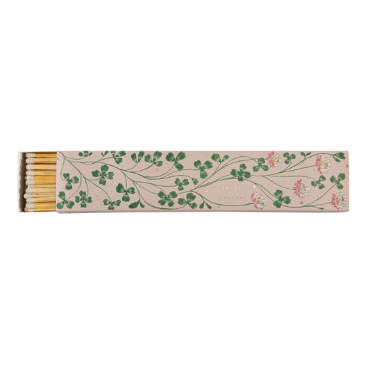 Die Archivist Gallery 'Glücksklee' Lange Streichhölzer besteht aus einer rechteckigen Schachtel mit grünen Blättern und rosafarbenen Blumen auf hellem Grund. Die Schachtel lässt sich teilweise öffnen und gibt den Blick auf die Streichhölzer frei. Ein charmantes Geschenk für jeden Anlass.