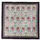 Der Seidenschal „Morris Oxford“ in Rot (90 x 90 cm) von Koustrupco besticht durch ein symmetrisches, filigranes Blumenmotiv mit grünen Blättern und rosa Blüten auf weißem Hintergrund, umrahmt von Dunkelrot – ein eleganter Schal, der von William Morris inspiriert ist.