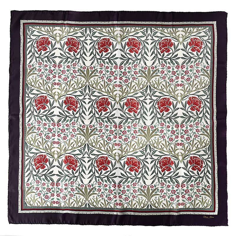 Der Seidenschal „Morris Oxford“ in Rot (90 x 90 cm) von Koustrupco besticht durch ein symmetrisches, filigranes Blumenmotiv mit grünen Blättern und rosa Blüten auf weißem Hintergrund, umrahmt von Dunkelrot – ein eleganter Schal, der von William Morris inspiriert ist.