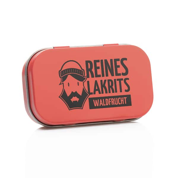 Eine kleine rote Metalldose mit der Aufschrift LASSE LAKRITS | Dose Reines Lakritz Waldfrucht zeigt einen bärtigen Mann mit Hut und enthält zuckerfreies Lakritz mit reichem Waldfruchtgeschmack.