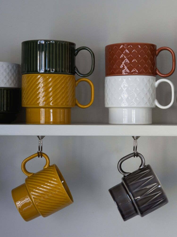 Zwei gelbe Tassen aus dem Set Kaffeebecher Gelb, 2-teilig der Sagaform GmbH hängen an ihren Henkeln und zeigen skandinavisches Design.