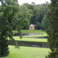 Im Yorkshire Garten erhebt sich hinter einem geschwungenen Teich und gepflegten Rasenflächen ein neoklassizistischer Tempel, eingerahmt von Bäumen, für Di., 16.2.2027 | 14.30 – 15.30 Uhr AFTERNOON TEA – Yorkshires vielfältige Gartenpracht.
