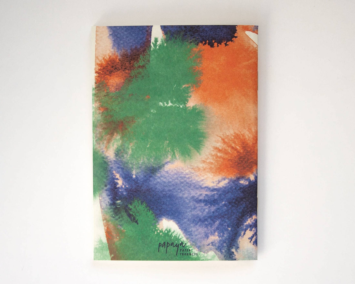 Papaya Paper Products | Notizheft A6 mit Aquarell-Motiv: Dieses Notizheft zeigt ein abstraktes Aquarell-Design in Grün, Blau, Orange und Lila mit "Papier"-Print. Es enthält blanko Seiten und liegt vor weißem Hintergrund.