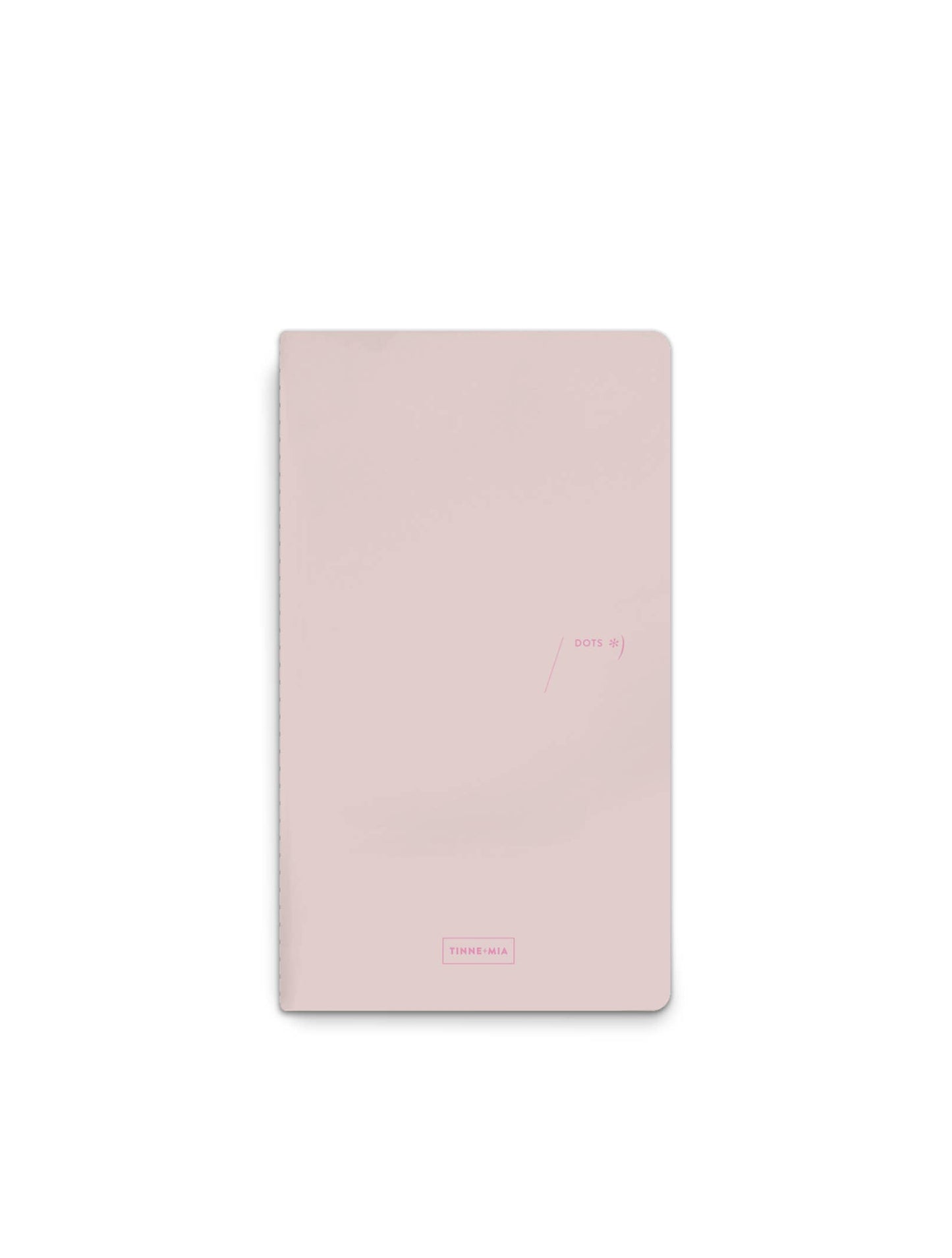 Ein geschlossenes, rosafarbenes Tinne Mia Notizbuch mit japanischem Verschluss 'Cinnamon' steht mittig auf weißem Hintergrund, sein Umschlag zeigt minimalen rosafarbenen Text, darunter DOTS und THINK-MAIL.