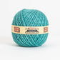 Eine tealfarbene Nutscene Twines Ltd Heritage Twine Kugel mit einem cremefarbenen Etikett, das zwei Union Jack Flaggen und den Text "The Ideal Garden Twine" zeigt. Diese biologisch abbaubare Jute-Schnur ist eng gewickelt und auf weißem Hintergrund dargestellt.